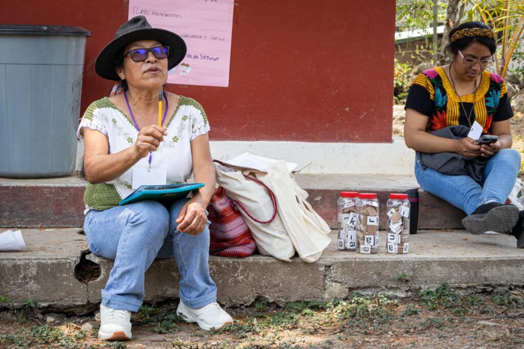 Maestra Engracia, atendiendo el nivel principiantes adultos en la SEVILEM