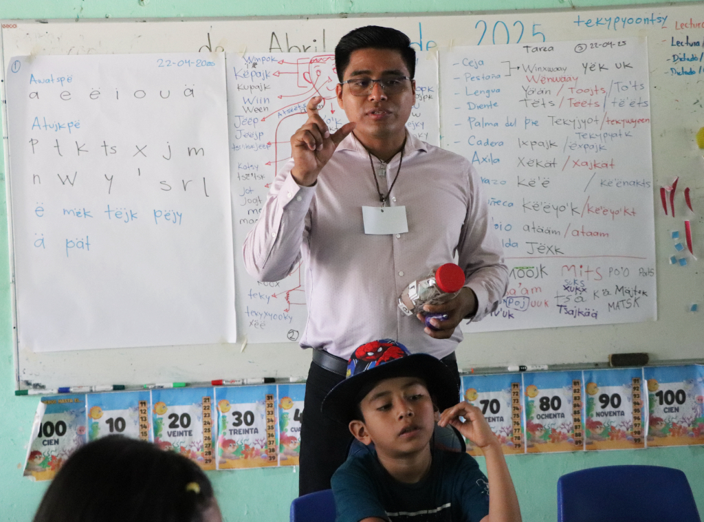 Maestro Rogelio, trabajando con la niñez