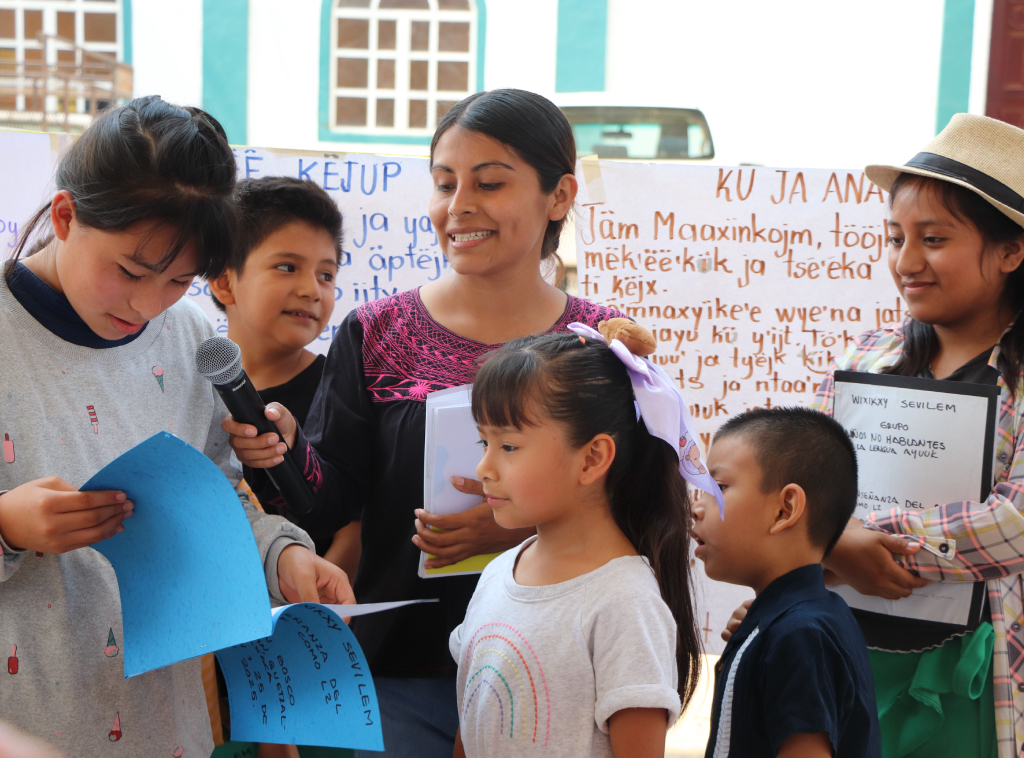 Maestra Abigail con pequeños exponiendo lo aprendido