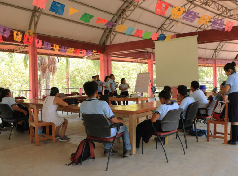 Jóvenes del Bachillerato Integral Comunitario Núm.14- Jaltepec de Candayoc
